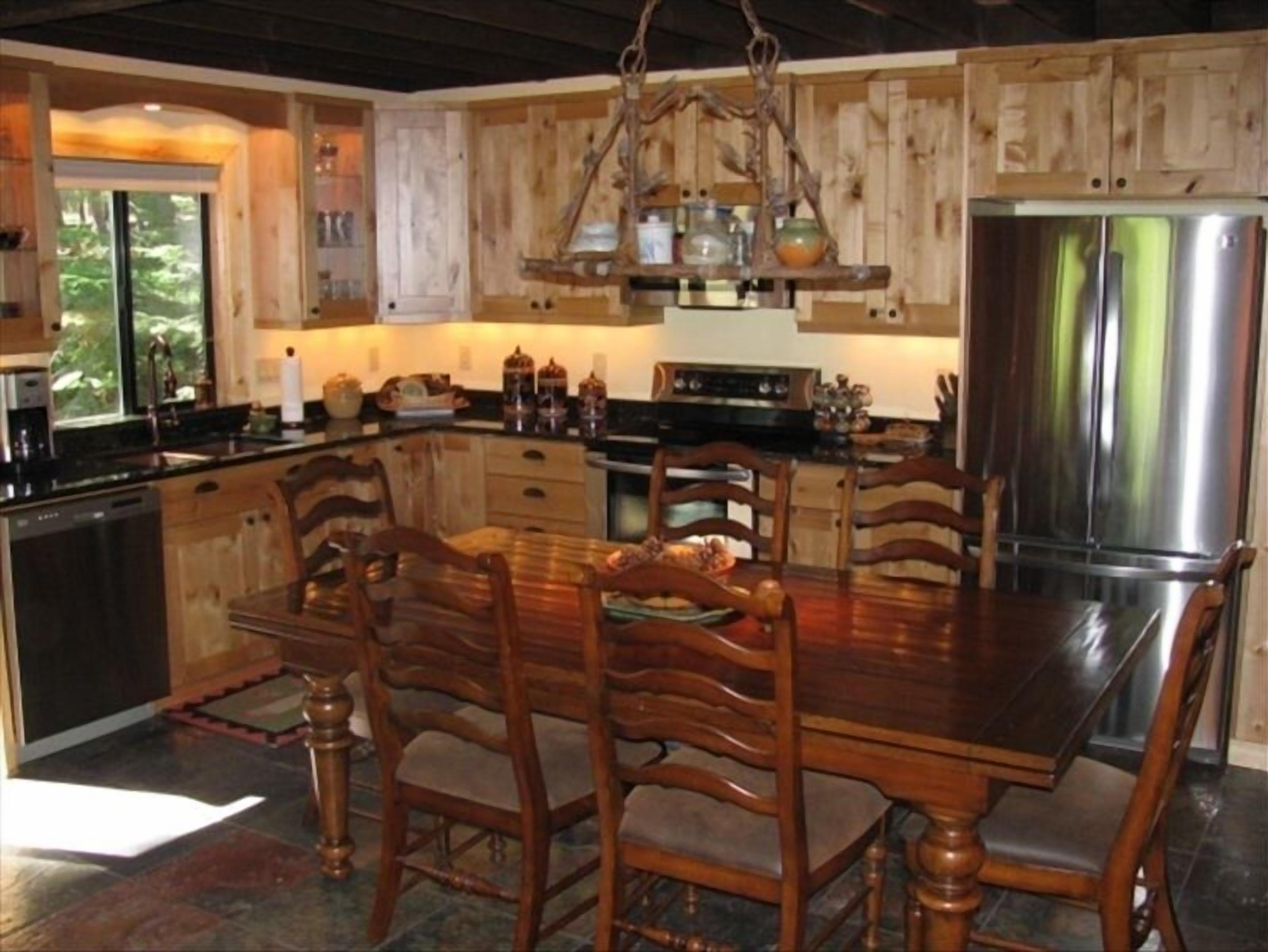 Un'ampia cucina con mobili in legno, un'isola grande e un frigorifero in acciaio inox.