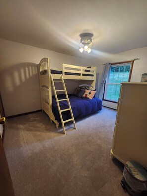 3 habitaciones, escritorio, tabla de planchar con plancha y wifi gratis 