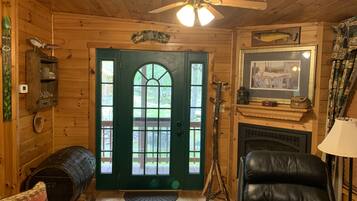 Télévision, cheminée, lecteur de DVD, vidéothÚque