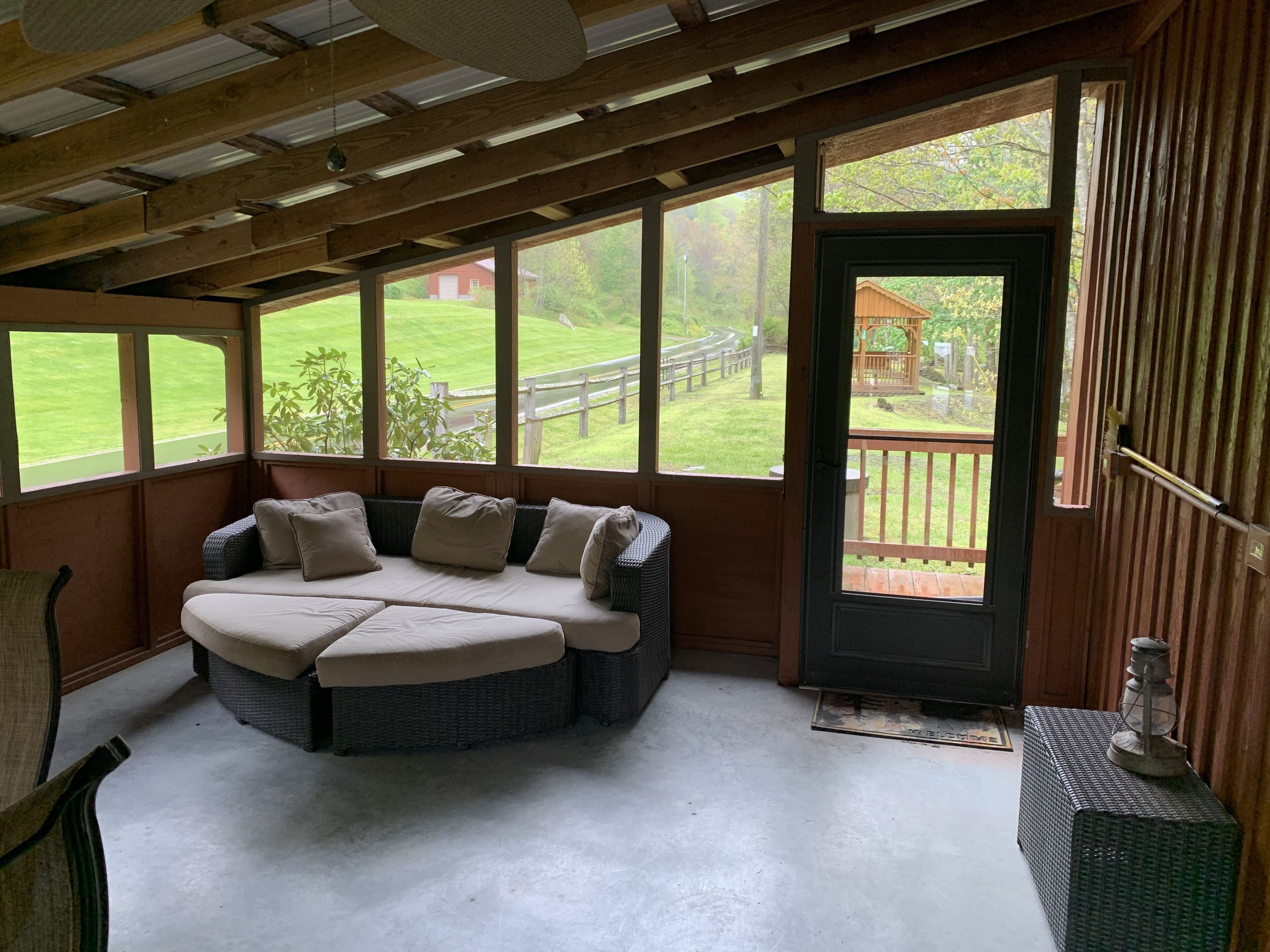 Télévision, cheminée, lecteur de DVD, vid éothèque