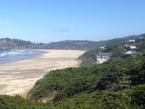 På stranden, solsenger og strandhåndklær