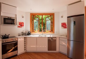 Refrigerador, microondas, horno y parrilla de estufa 