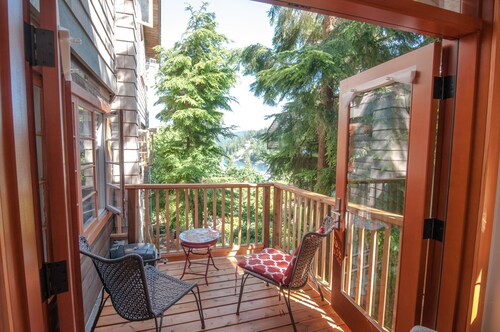 Deep Cove Creekside, Ocean View Retreat