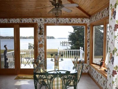 Exceptional River Front Family Retreat! - Dock, Private Beach & Bungalows 