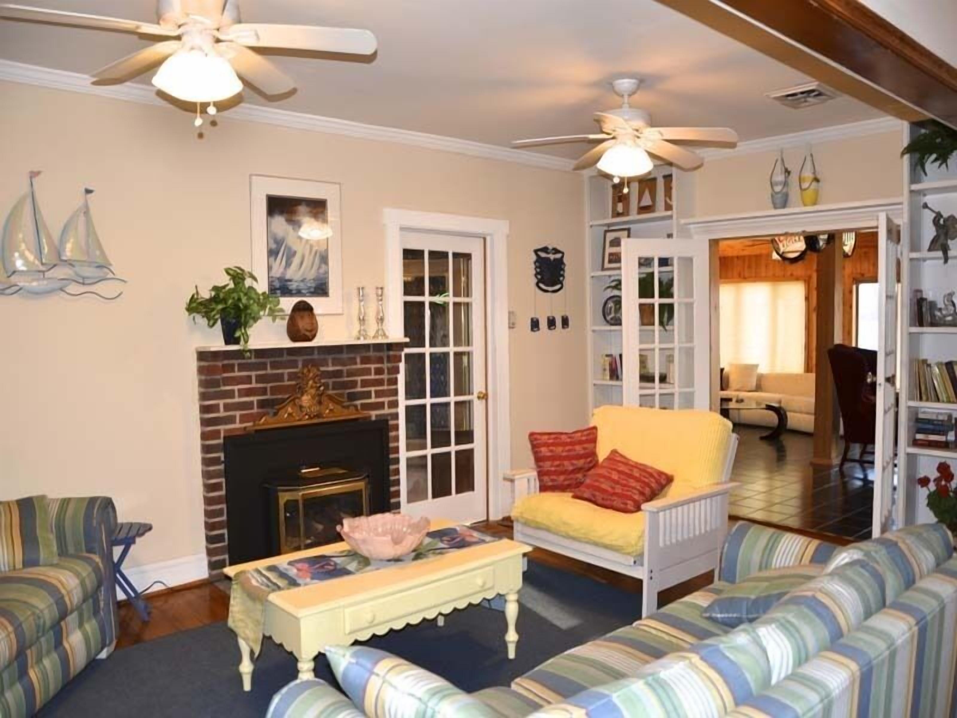 Exceptional River Front Family Retreat! - Dock, Private Beach & Bungalows 