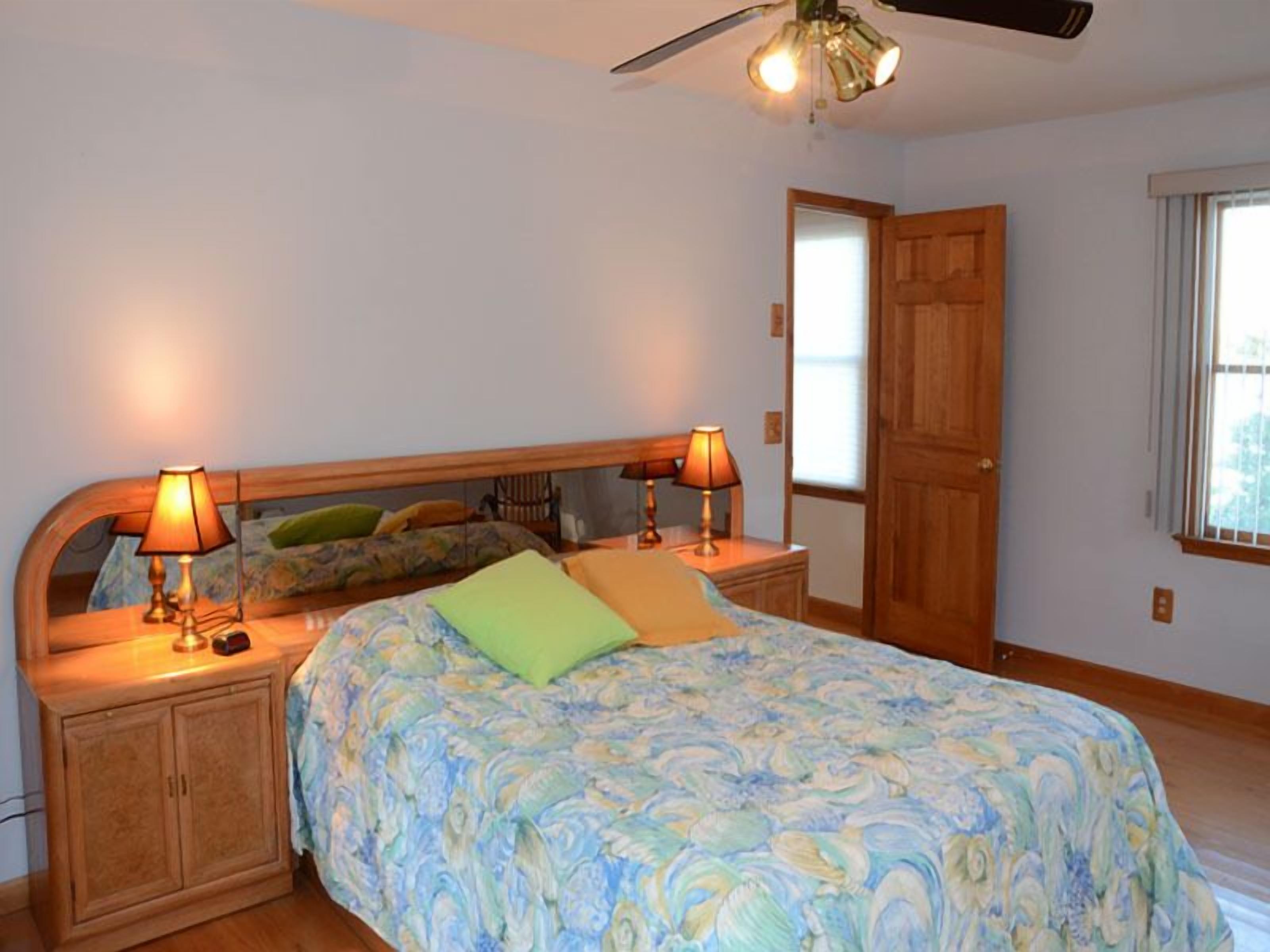 Exceptional River Front Family Retreat! - Dock, Private Beach & Bungalows 