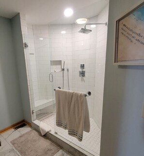 Combined shower/tub, towels, soap