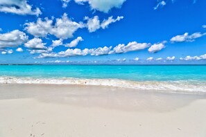 En la playa, camastros y toallas de playa