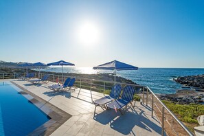 Outdoor pool - Seafront luxury apartment with amazing sunset view 2 (Chania)
