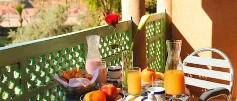 Daily continental breakfast (EUR 9 per person)
