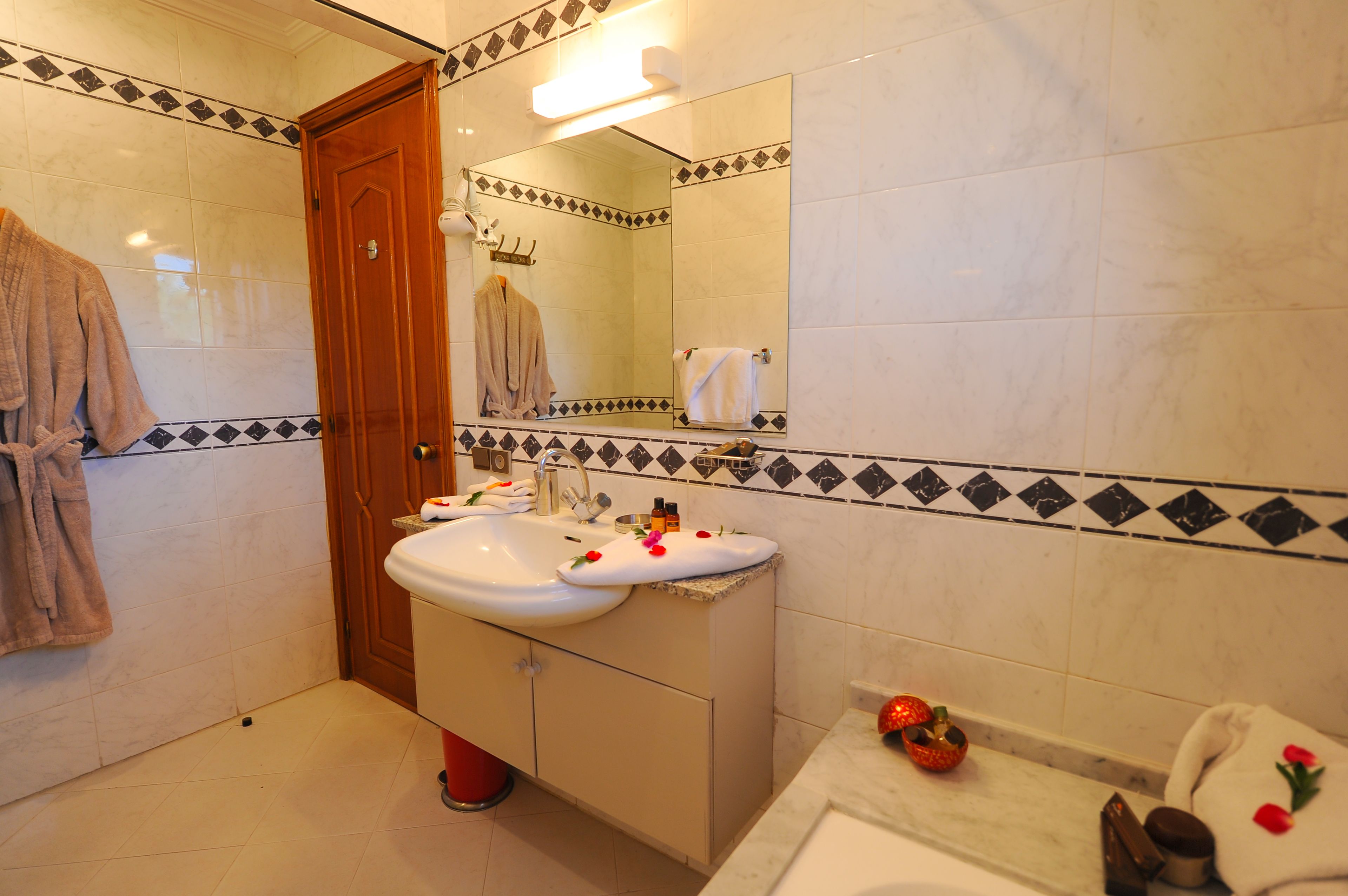 standard apartment, 1 bedroom (3 pax) | bathroom | hair dryer, bathrobes, bidet, towels