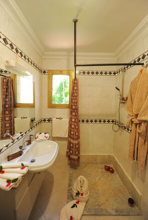 Grand Apartment, 3 Bedrooms, Accessible, Non Smoking | Bathroom sink - Appart Hotel Amina Resort & Spa (Marrakech)