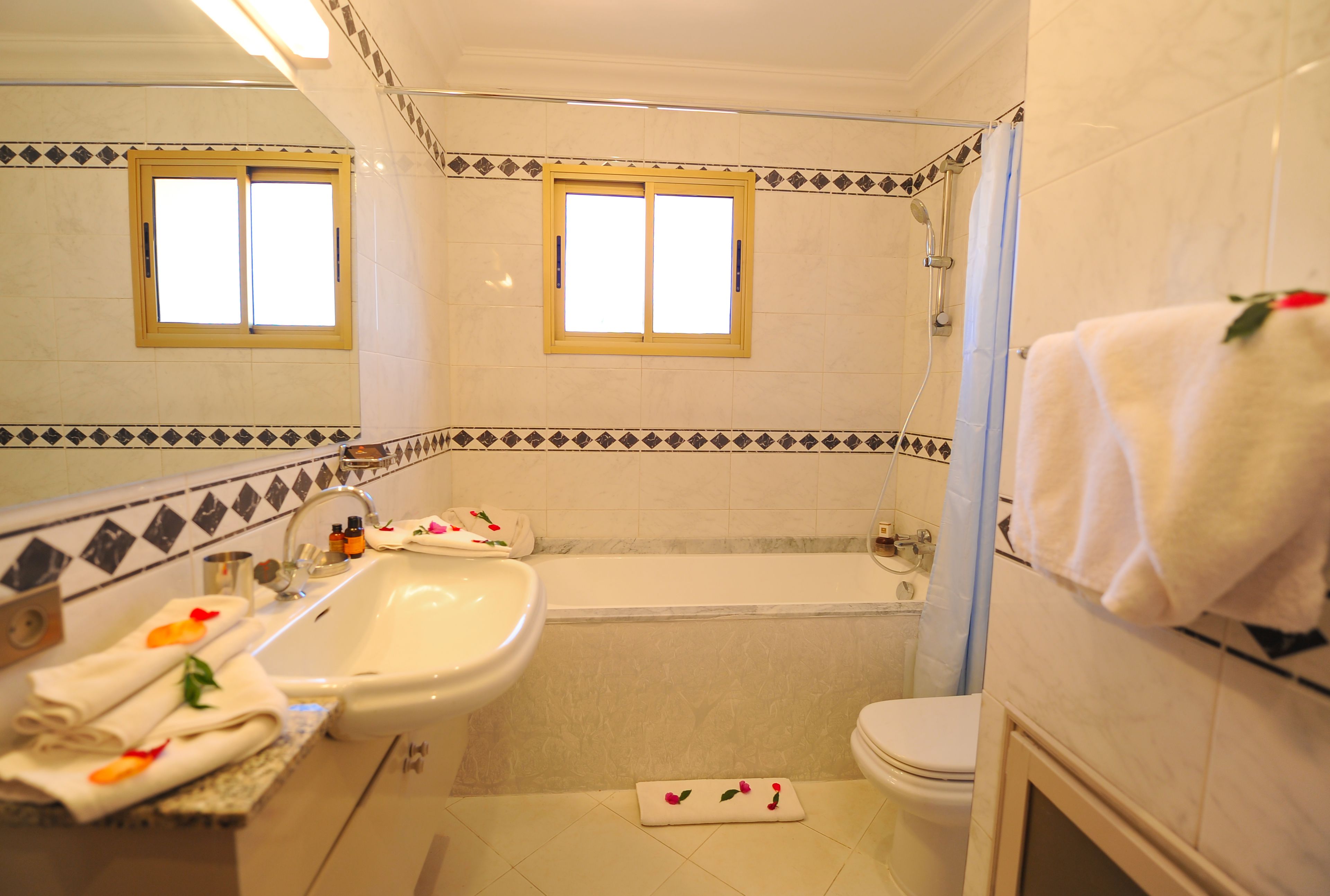 comfort apartment, 2 bedrooms (4 pax) | bathroom | hair dryer, bathrobes, bidet, towels