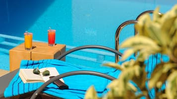 Piscine extérieure, chaises longues