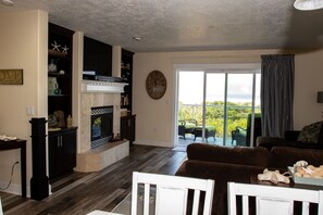 Televisión de pantalla plana, chimenea y videojuegos 