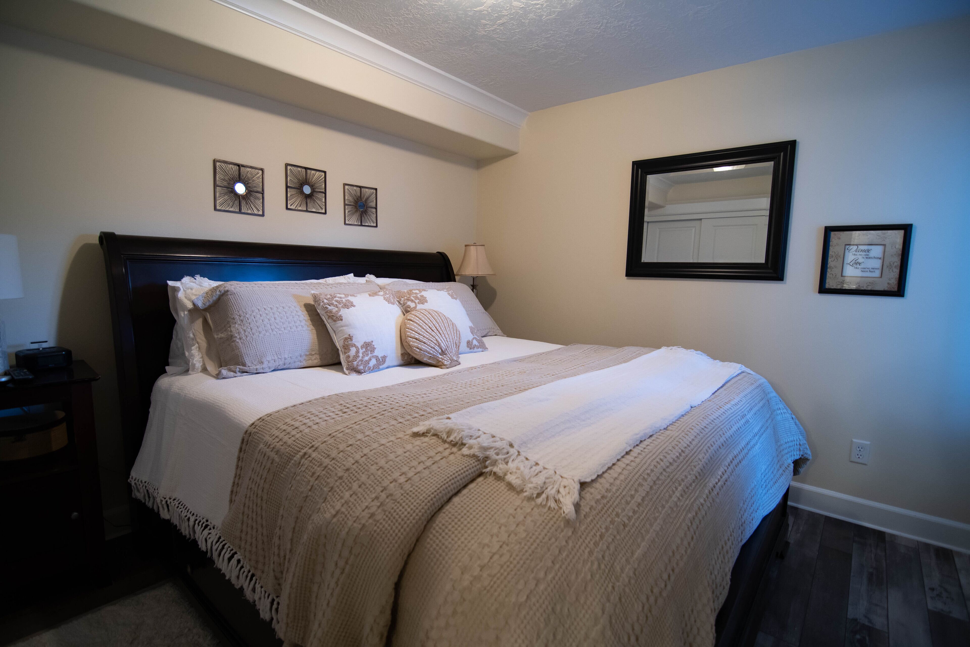 On the Beach! 3 King Beds, Wi-Fi, Luxury Townhome, Rockaway Oasis!