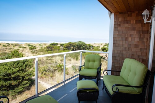 On the Beach! 3 King Beds, Wi-Fi, Luxury Townhome, Rockaway Oasis!