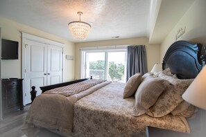 3 bedrooms, memory-foam beds, in-room safe, iron/ironing board - On the Beach! 3 King Beds, Wi-Fi, Luxury Townhome, Rockaway Oasis! (Rockaway Beach)