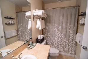 Combined shower/bathtub, eco-friendly toiletries, hair dryer, towels - On the Beach! 3 King Beds, Wi-Fi, Luxury Townhome, Rockaway Oasis! (Rockaway Beach)