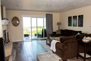 Televisión de pantalla plana, chimenea y videojuegos 