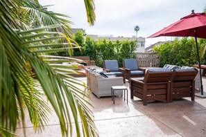 Terrace/patio - Walk everywhere; Beach 300 steps (Laguna Beach)