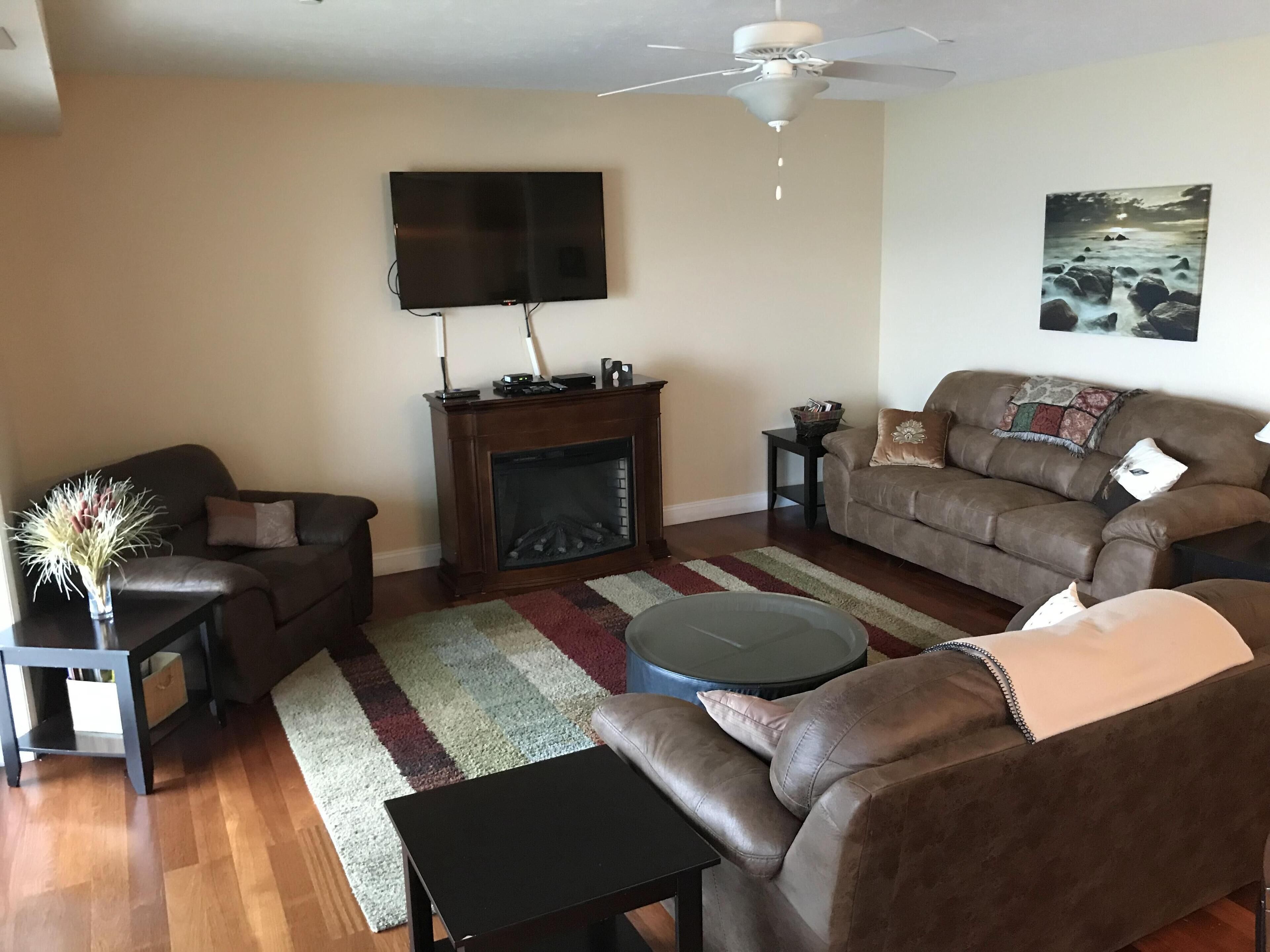 Ground Floor Lakefront Condo- Indoor Pool, Private Beach, Balcony