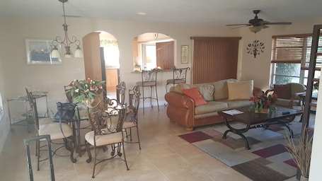TV. Location!! Location!!! Gulf Access Villa in SE Area