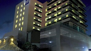 A multi-story hotel with a modern design, featuring a prominent sign and multiple balconies. - Four Points by Sheraton Veracruz (Boca del Río)