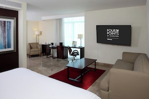 Suite junior, 1 cama King size y sofá cama, balcón, vista a la ciudad (Balcony) | Caja de seguridad en la habitación y decoración personalizada