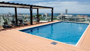 Alberca al aire libre, acceso de 08:00 a 21:00, y camastros