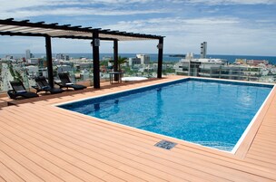 Una piscina al aire libre (de 08:00 a 21:00), tumbonas