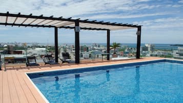 Alberca al aire libre, acceso de 08:00 a 21:00, y camastros