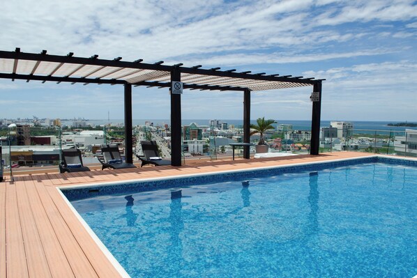Outdoor pool, open 8:00 AM to 9:00 PM, sun loungers - Four Points by Sheraton Veracruz (Boca del Río)