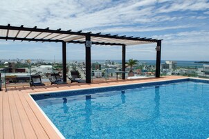 Una piscina al aire libre (de 08:00 a 21:00), tumbonas