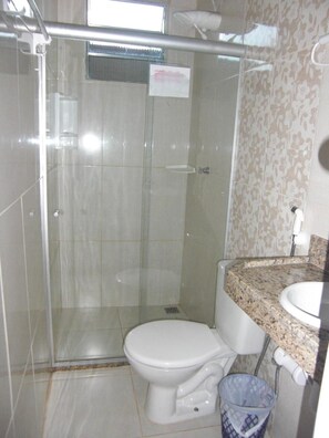 Shower, rainfall showerhead, towels - Residêncial Luanda (Porto Seguro)