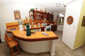 Departamento Confort, 1 habitación | Cocina privada | Refrigerador con congelador, microondas, horno y parrilla de estufa 