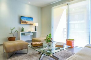 Departamento de lujo, 2 habitaciones | Área de sala de estar | Televisión