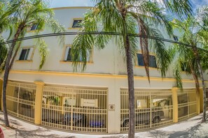 Vista frontal de la propiedad