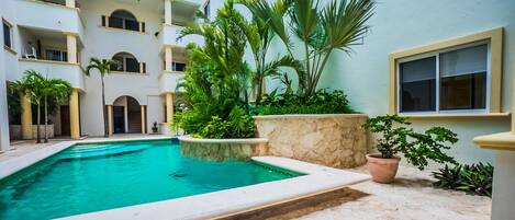 Piscine extérieure, parasols de plage, chaises longues