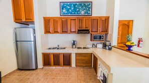 Departamento, 2 habitaciones, planta baja | Cocina privada | Refrigerador con congelador, microondas, horno y parrilla de estufa 