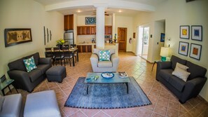 Departamento, 2 habitaciones, planta baja | Sala de estar | Televisión de pantalla plana 