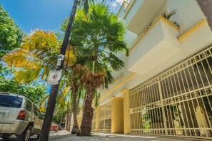 Vista frontal de la propiedad