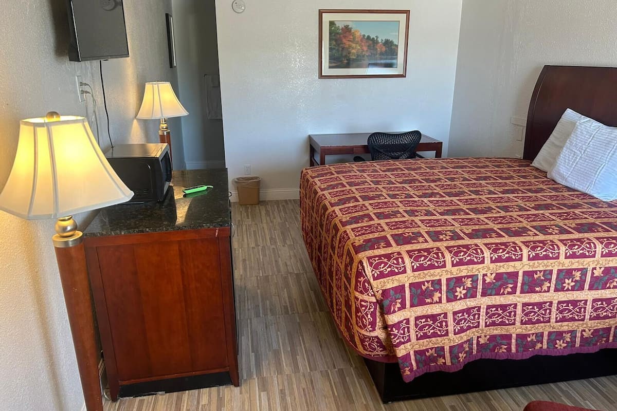 Standard Room | Ruang tamu | 40 inci televisyen LED dengan saluran TV premium 