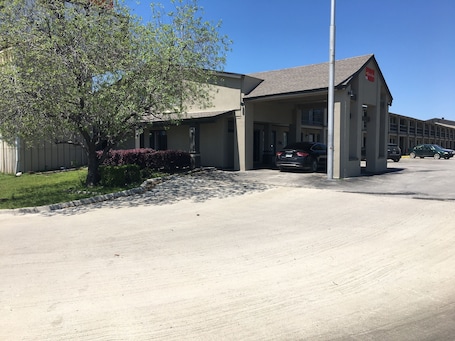 BBQ/picnic area. Quest Inn