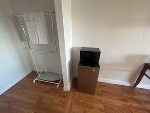 Quarto executivo | Escrivaninha, espaço de trabalho para notebook, cortinas blackout
