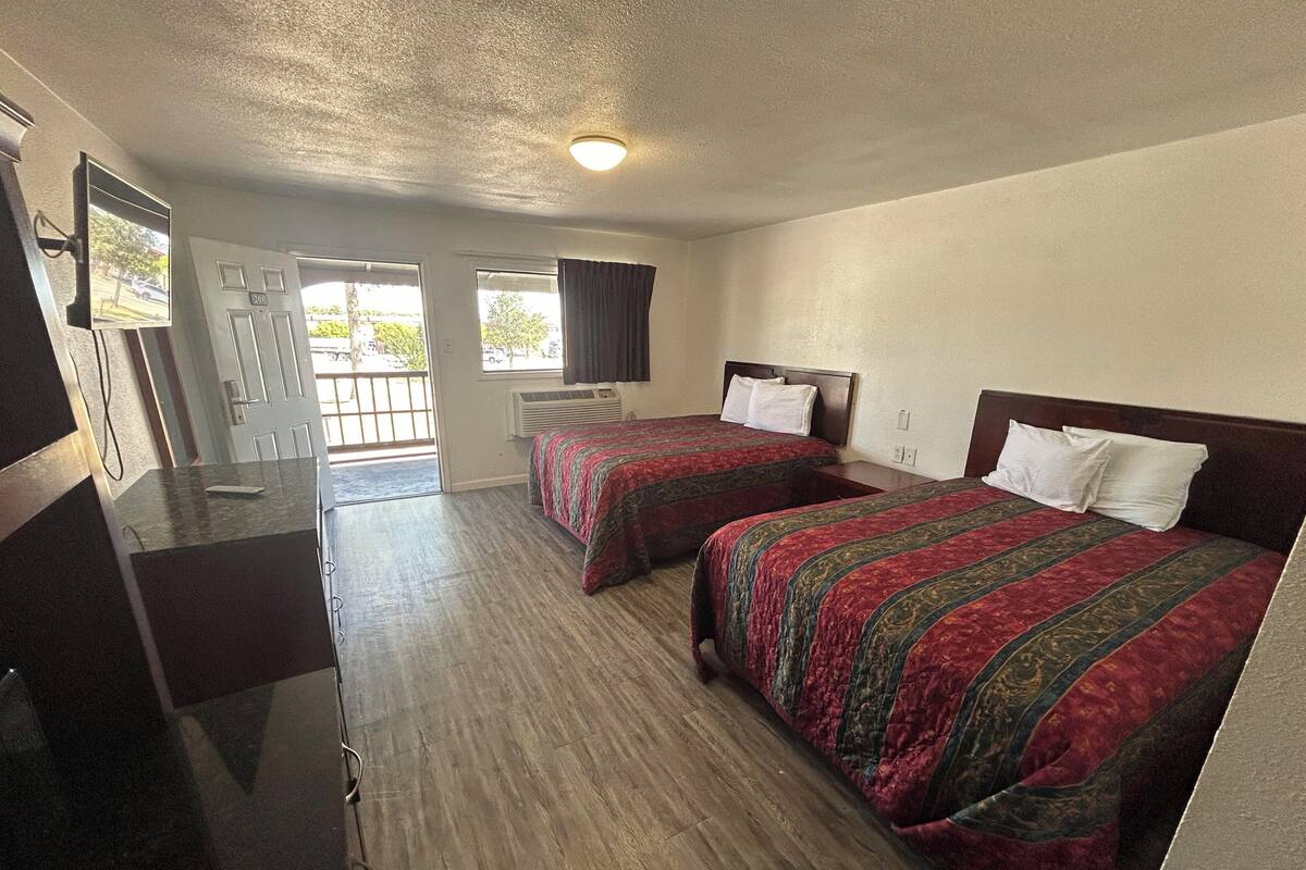 Standard Double Room | Meja, ruang kerja komputer riba, langsir/tirai gelap terus 