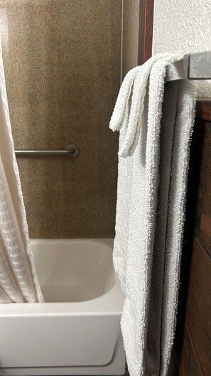 Combined shower/tub, rainfall showerhead, bidet, towels - Quest Inn (Weatherford)