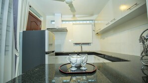 Fridge, stovetop, electric kettle, cookware/dishes/utensils - Kasima Villas (Siem Reap)
