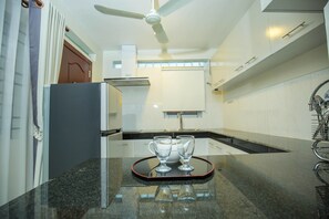 Geladeira, cooktop, chaleira elétrica