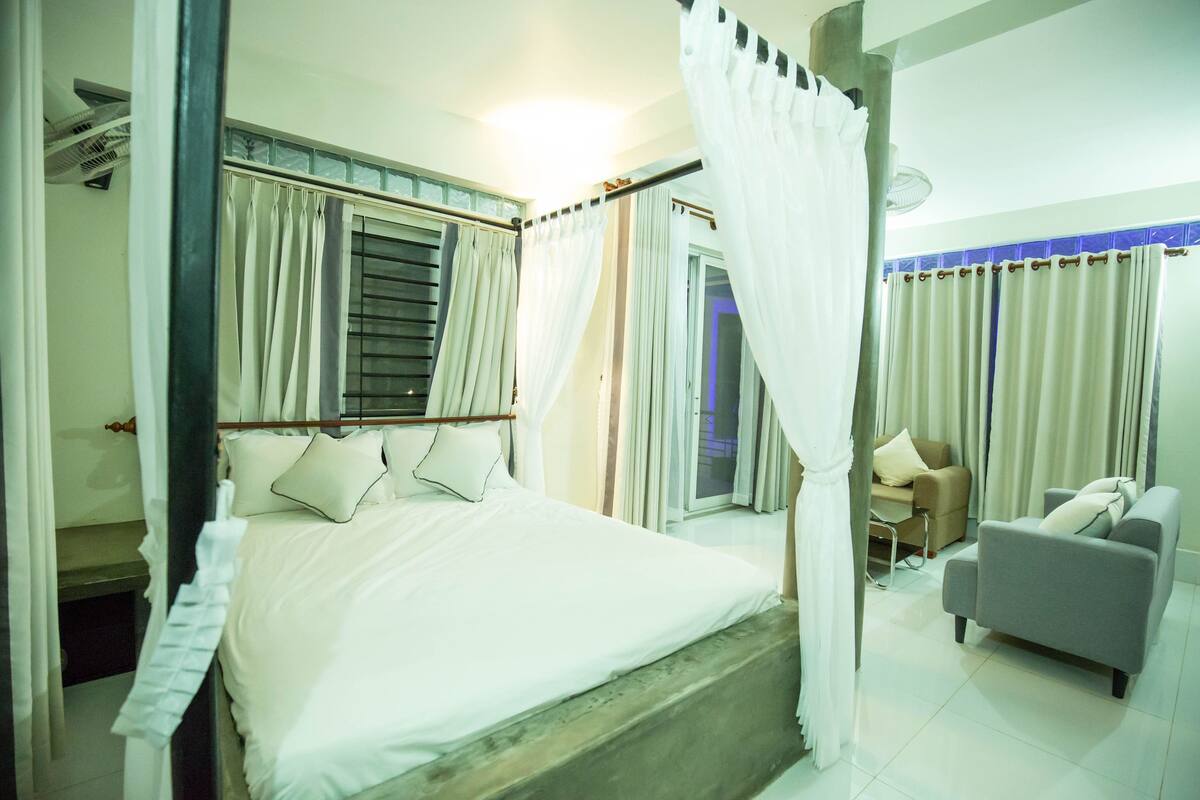 Villa, 2 Bedrooms (Kasima Uno) | Meja, langsir/tirai gelap terus, kalis bunyi, Wi-fi percuma